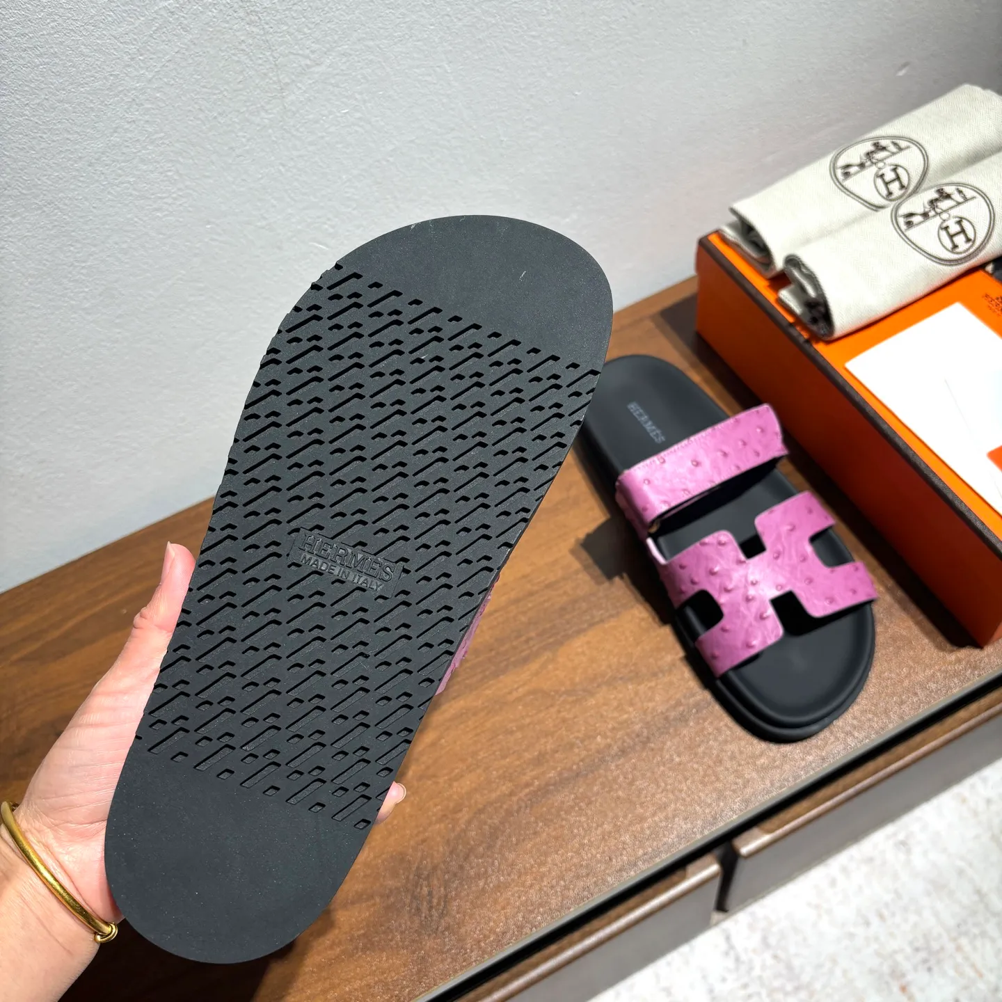 👟👟Ex-factory price 520👟👟 Men's size +10 Brand💗: HERMES Number💗: H8018-210199 Color💗: Ostrich pattern new color system Size 💗: 35 to 40 38-45 Upper material: imported calfskin Outsole material: Tpu anti-slip and wear-resistant outsole 🆕🆕🆕HERMES 2025 latest color matching, original purchased and dismantled, imported custom fabrics. All colors have been adjusted N times, striving to be zero different from the original! The top version for women 💰 Erjie's shoes that have become extremely popular recently - chypre sandals, which are comfortable for all ages and are cute and cute. Paired with various colored socks, it’s so trendy